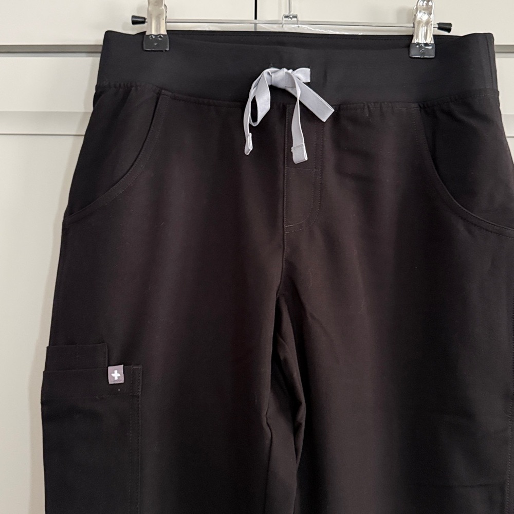 Figs NEW Women's Kade Cargo Scrub Pants in Black with Gray Drawstring Size s/p - Picture 4 of 7